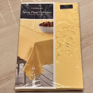 Croft&Barrow Spring Floral Collection Buttercup Round Tablecloth Yellow 70”